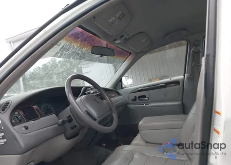 1999 Lincoln Town Car Executive из США, поврежденный, VIN 1LNHM81WXXY680876